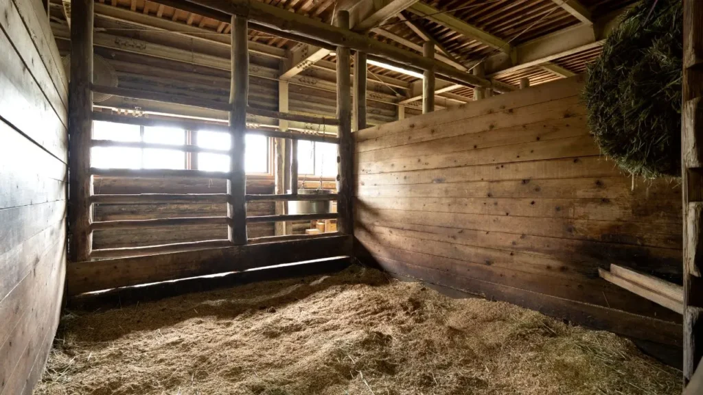 Wnętrze drewnianej stajni