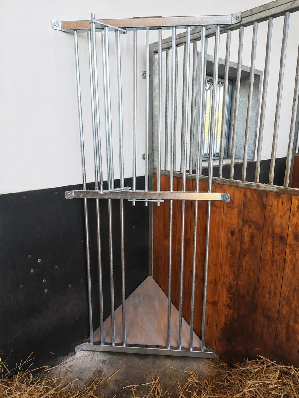 pasnik_narozny_z_drzwiczkami_hesz2 Paśnik narożny z drzwiczkami do boksów dla koni